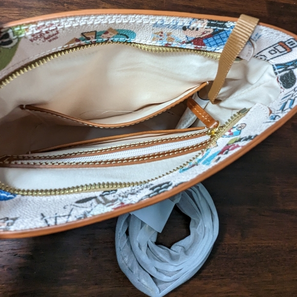 Dooney & Bourke Disney EPCOT 2022 Food and Wine Festival Crossbody bag - Picture 13 of 13